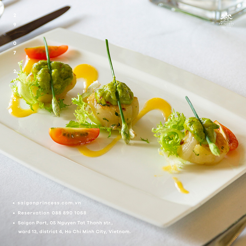 Queen of the sea served on queen of the river: Scallop